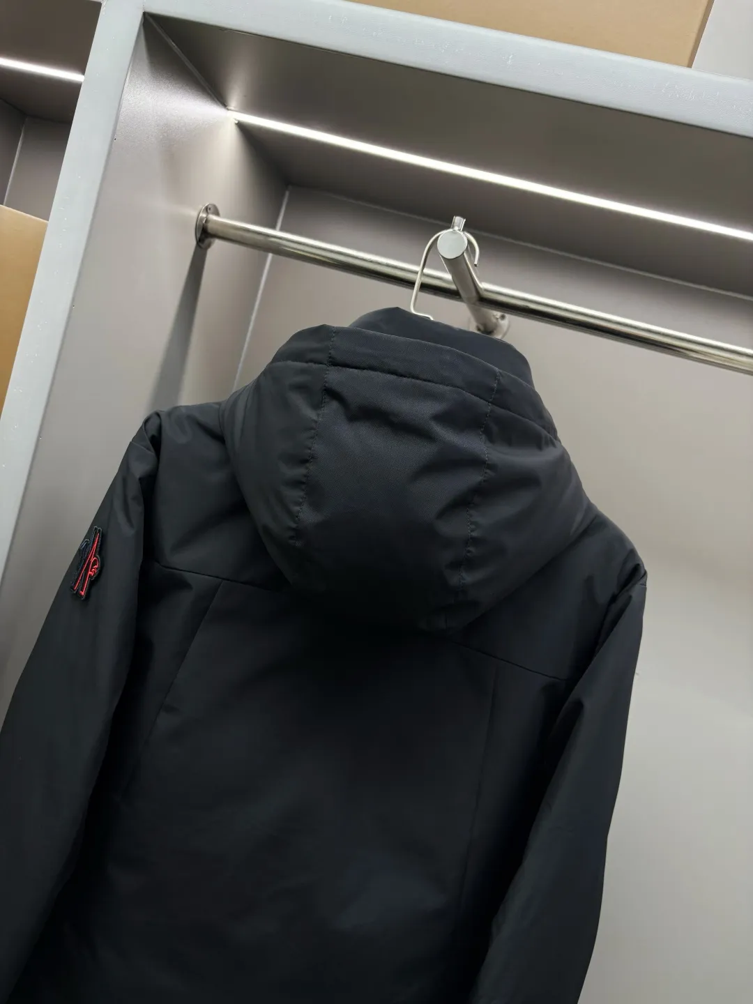 Moncler Premium ， Versatile ， ， ， Classic ， ， ， ！ 100% ， 90% ， ， ， 。 Classic MON Logo ！ YKK 。 ， ， micro chic ， Classic ， 。 Sizes：M-XXXL ：Black White